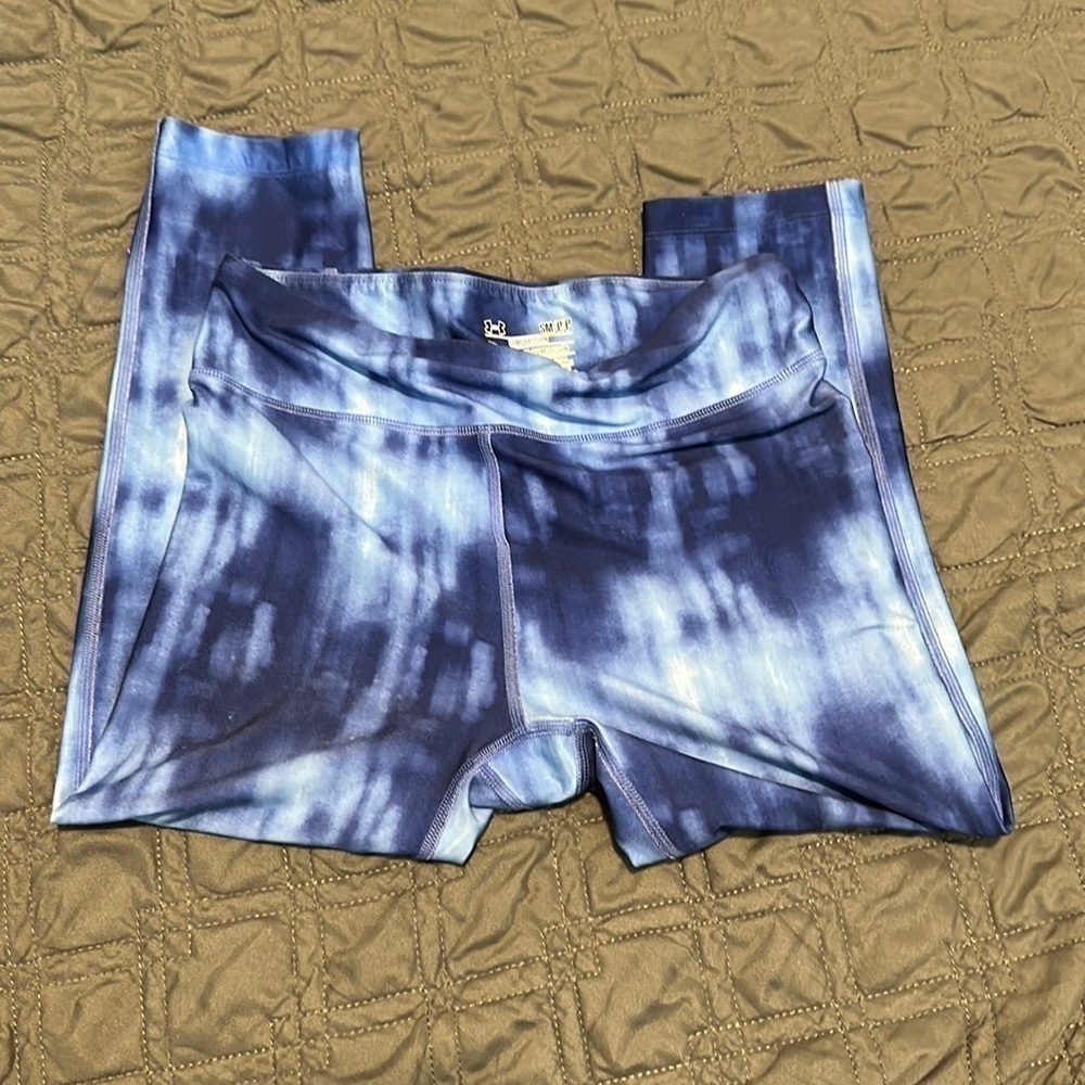 𝅺UNDER armor, tie-dye blue, calf length leggings